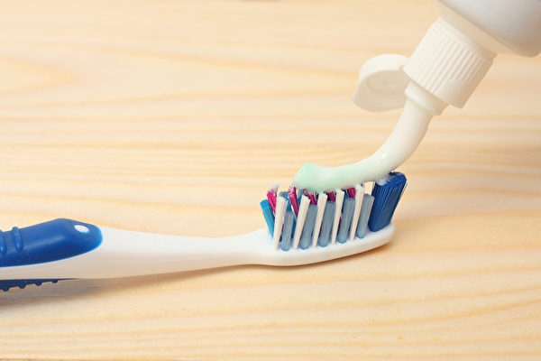 保持牙齿清洁，刷牙频率和正确的刷牙方法很重要。