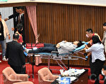 台國會改革法案表決爆衝突 沈伯洋重摔送醫